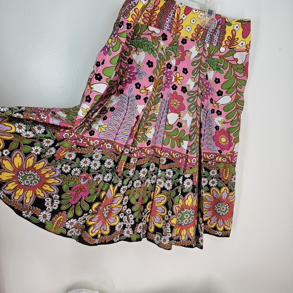 Fabously Fun Skirt with multi colored floral detail Cabi brand size 4. - Picture 2 of 3